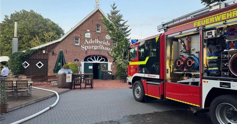 Heckenbrand am Adelheids Spargelhaus in Erle
