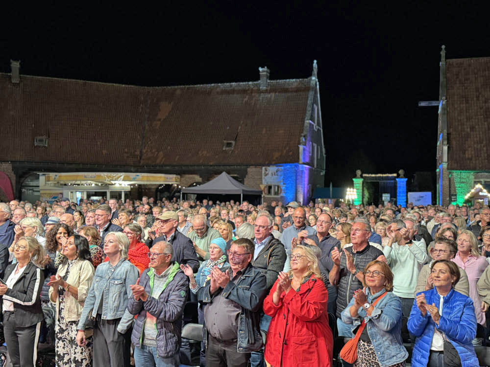 Patrick Lück begeisterte das Publikum  mit der HÖHNER Philharmonic am Schloss Raesfeld