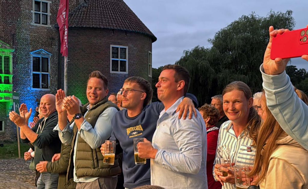 Junge Fans in erster Reihe beim Konzert der Egerländer am Schloss Raesfeld 2025