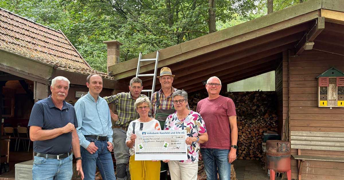 Neues Dach für Haus am Pölleken des Heimatvereins Raesfeld durch Spende vom Froschkönig.
