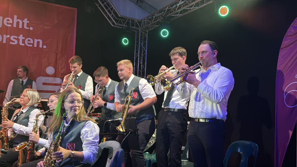 Oliver Göttlich und das Blasorchester Erler Jäger beim Schützenfest in Dorsten Altstadt