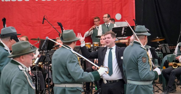 Oliver Göttlich und das Blasorchester Erler Jäger begeistern die Besucher in Dorsten
