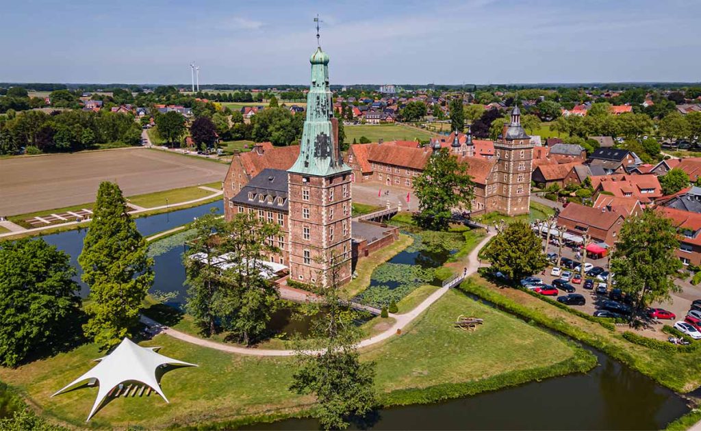 Wem gehört das Schloss Raesfeld im Münsterland?