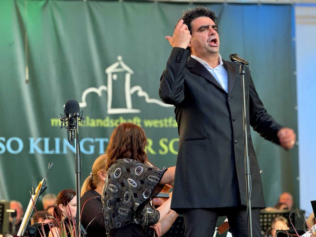Rolando Villazón begeistert beim Konzert vor Schloss Raesfeld