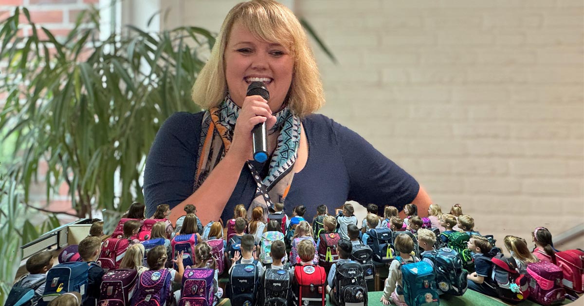 Schulleiterin Sarah Norkowski begrüßte 45 Erstklässler der Silvesterschule in Erle