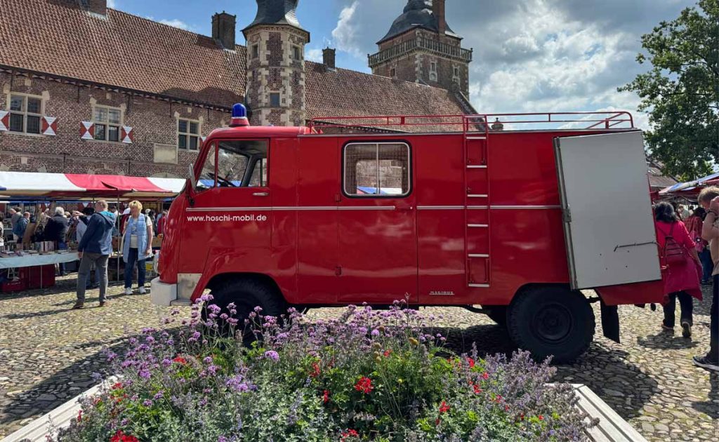 Ein besonderes Highlight war ein leuchtend rotes Feuerwehrauto 