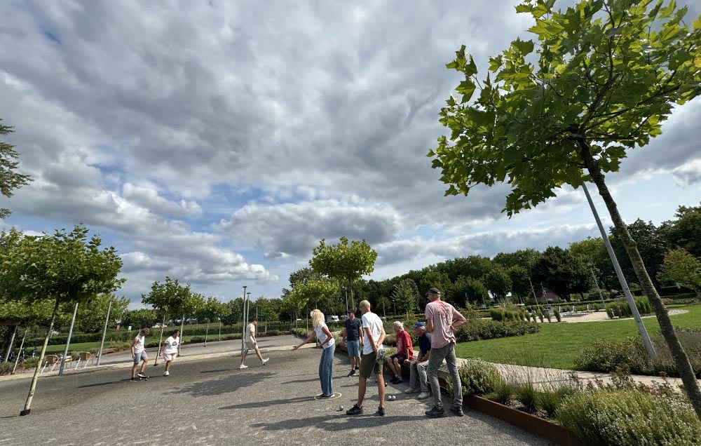 Besonders an trockenen Tagen wird die Boule-Anlage im Bürgerpark Raesfeld gut besucht.