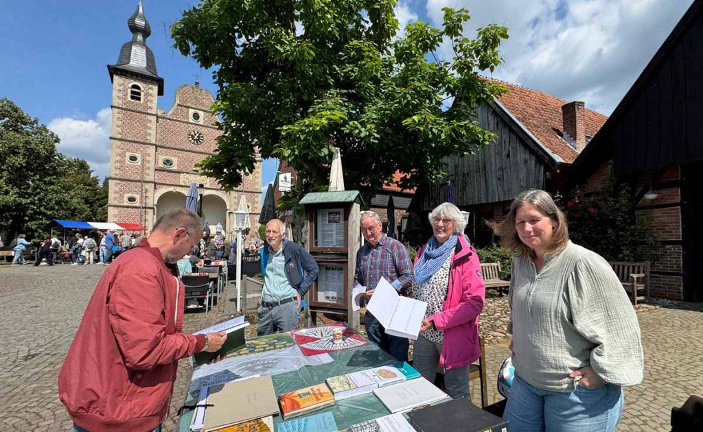 Die Genealogen des Heimatvereins Raesfeld präsentieren sich am Sonntag auf dem Büchermakrt