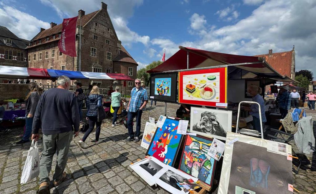 19. Büchermarkt am Schloss Raesfeld zog zahlreiche Besucher an. 