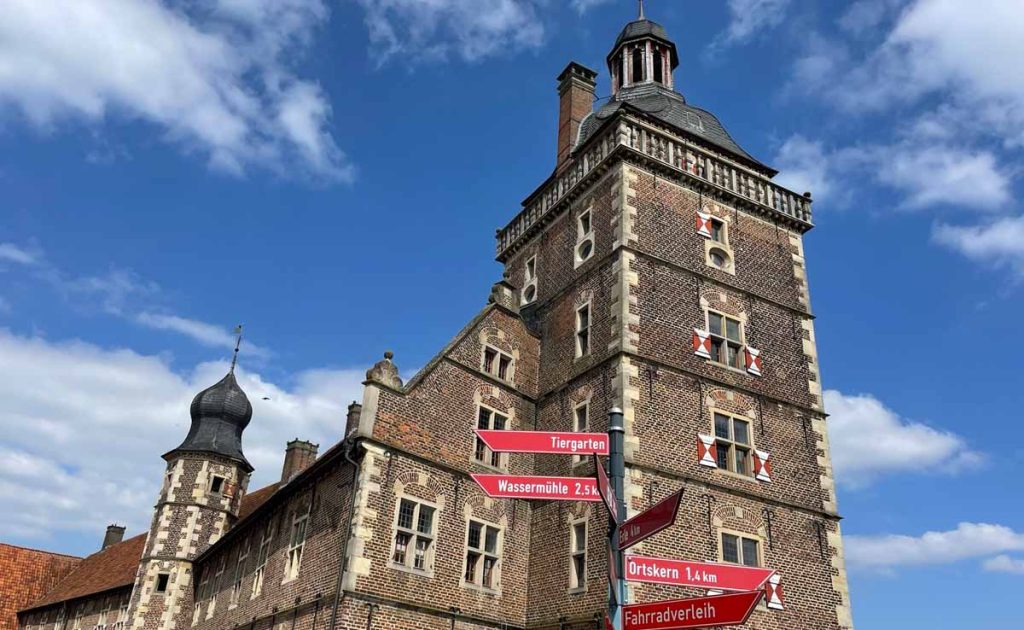 Die Vorburg von Schloss Raesfeld mit der Akademie des Handwerks
