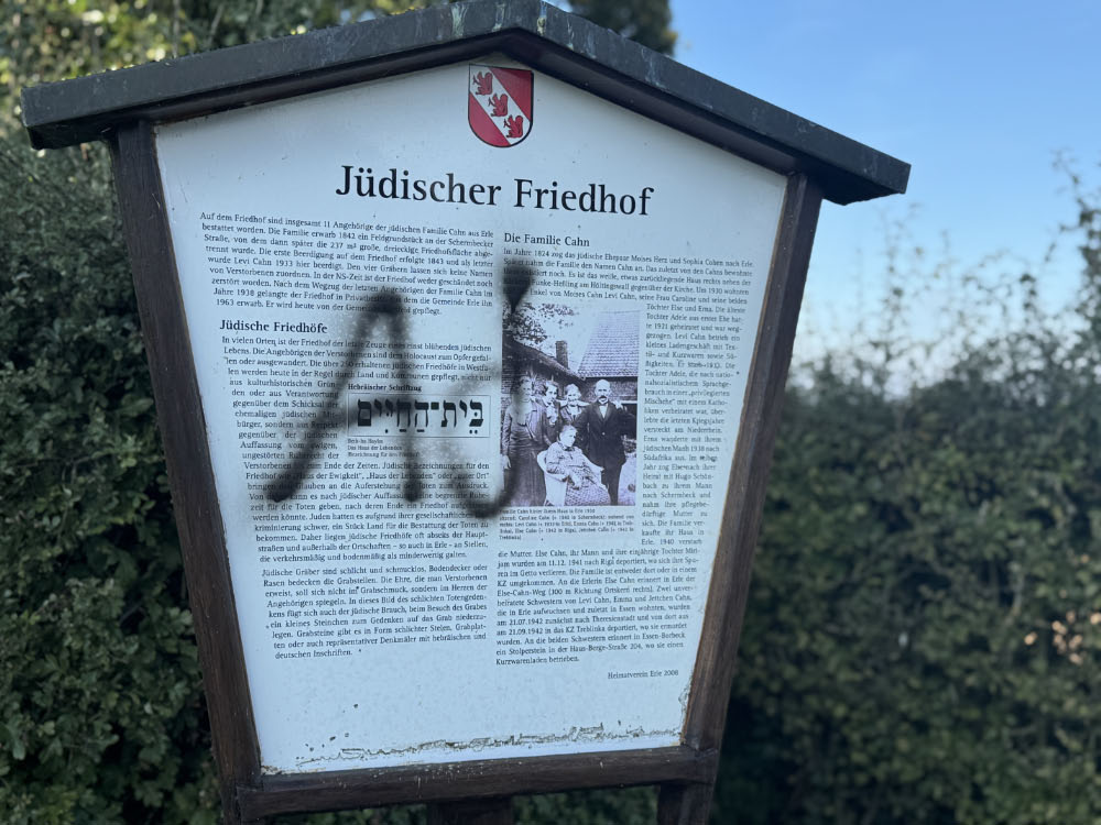 Antisemitische Beschmierung am Informationsschild am jüdischen Friedhof in Raesfeld-Erle 
