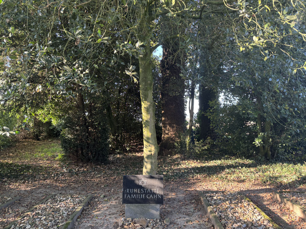 Antisemitische Beschmierung am Informationsschild am jüdischen Friedhof in Raesfeld-Erle (