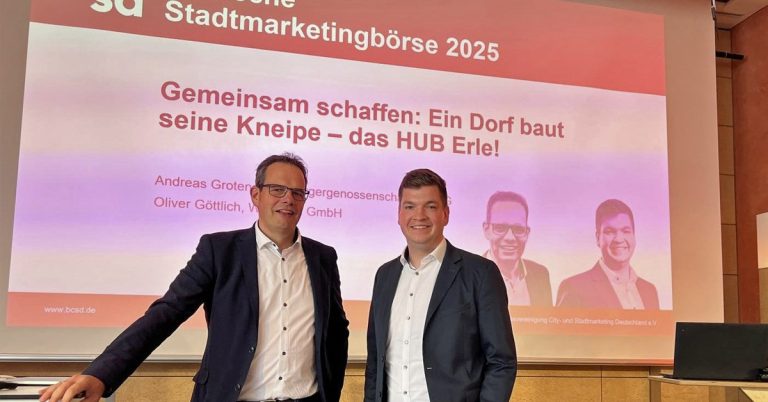 Andreas Grotendorst und Oliver Göttlich stellen das Dorfgemeinschaftshaus Erle beim Stadtmarketing in Münster vor.