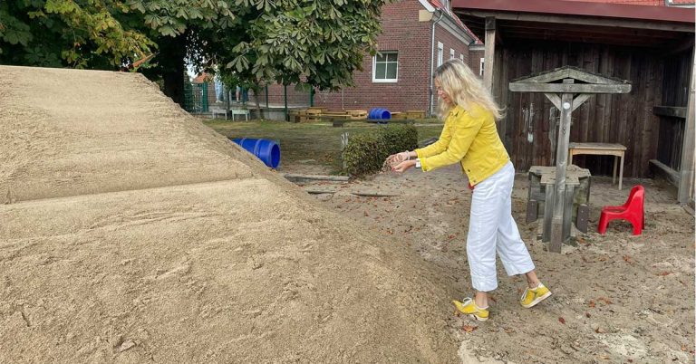 Neuer Sand als Spende für die Kitas der Kirchengemeinde St. Martin Raesfeld
