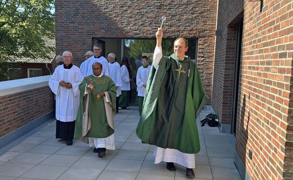 Pastor Dr. Fabian Tilling segnet das neue Gemeinschaftshaus Martinus in Raesfeld ein. 