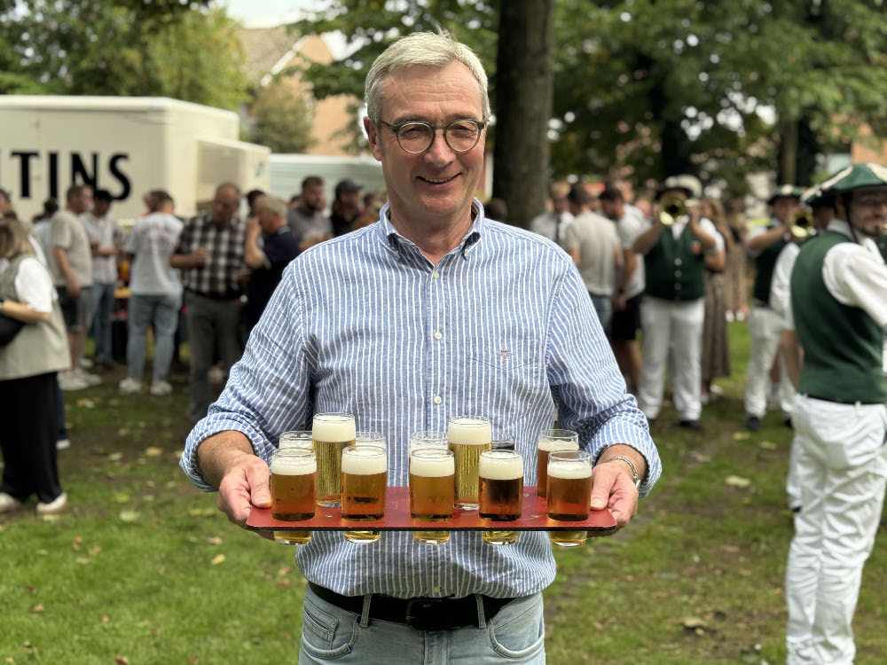 Vogelstange mit spannendem Vogelschießen des Junggesellenschützenverein Raesfeld