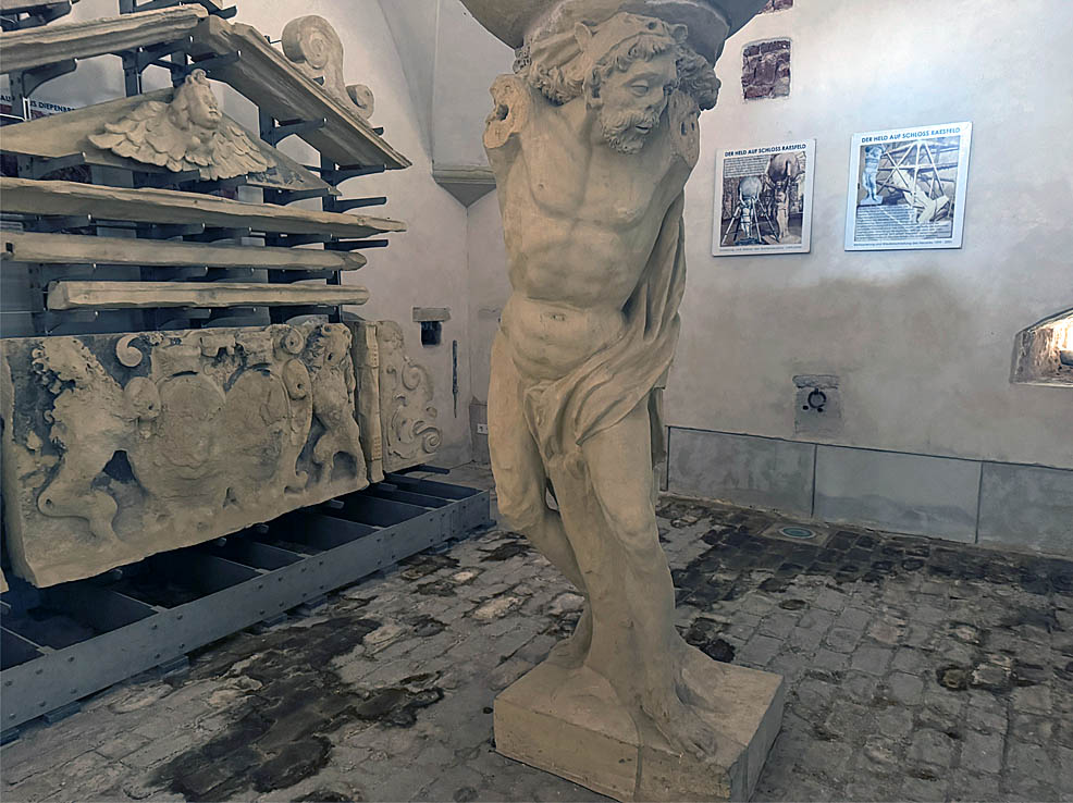 Der steinerne Herakles im Burgverlies von Schloss Raesfeld im Münsterland