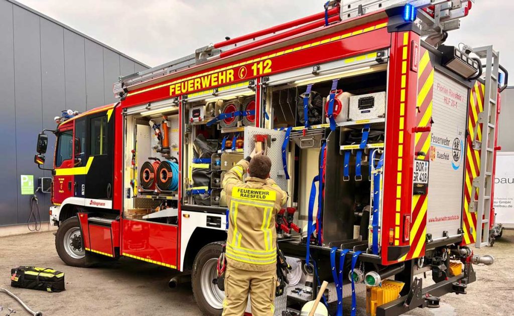 Feuerwehrübung bei Möbelbau Pass-Löschzug Erle