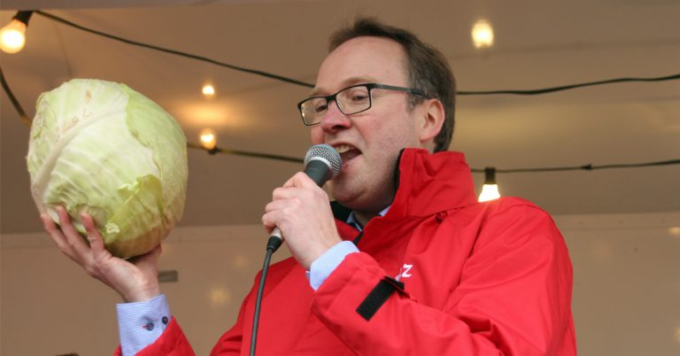 Mitglieder von RRZ und RCV beim Wiegen und Messen auf dem Kappesmarkt Raesfeld 2025