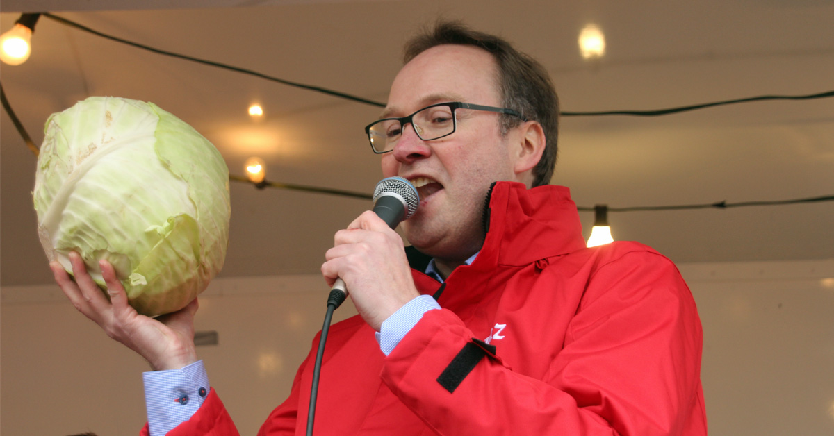 Mitglieder von RRZ und RCV beim Wiegen und Messen auf dem Kappesmarkt Raesfeld 2025
