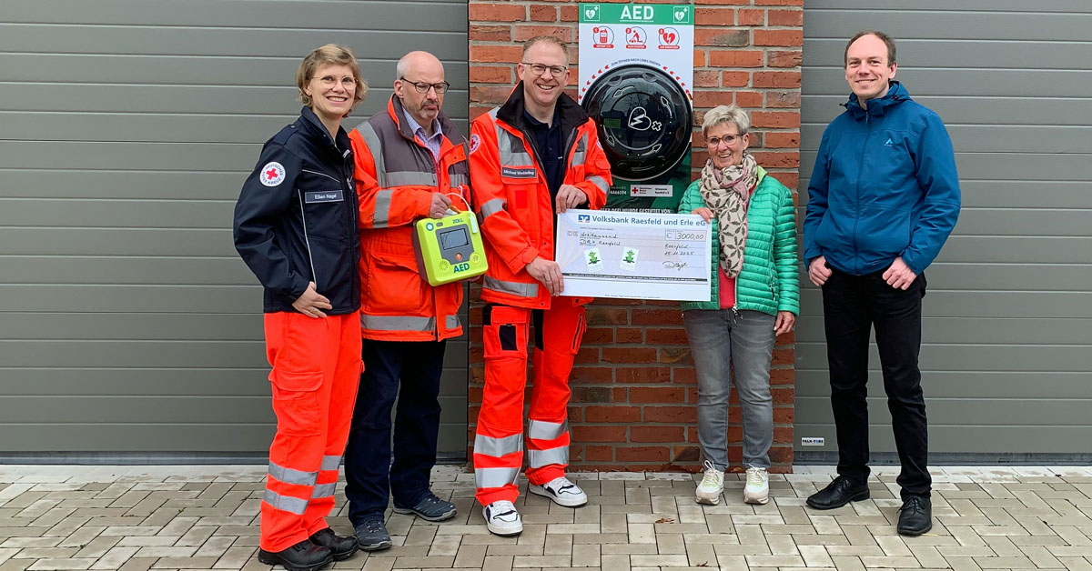 Der Second Hand Laden Froschkönig in Raesfeld spendet 3000 Euro für einen Defibrillator an das DRK.