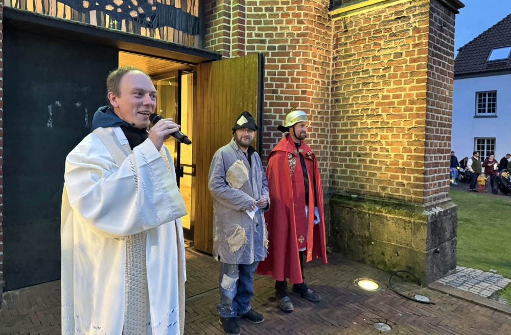Martinszug in Erle | Pastor Fabian Tilling begrüßte viele Kinder mit bunten Laternen
