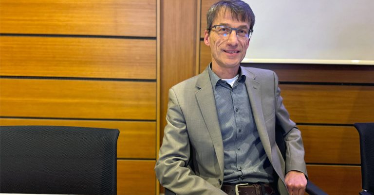 Kämmer Thomas Greving stellt den Raesfelder Haushaltsentwurf 2025 vor