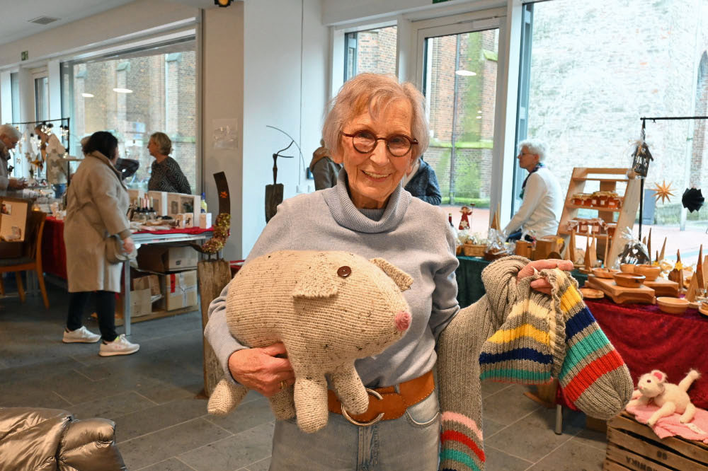 Luzie Hetkamp aus Raesfeld deckte sich mit warmen Socken  und Handarbeiten ein.