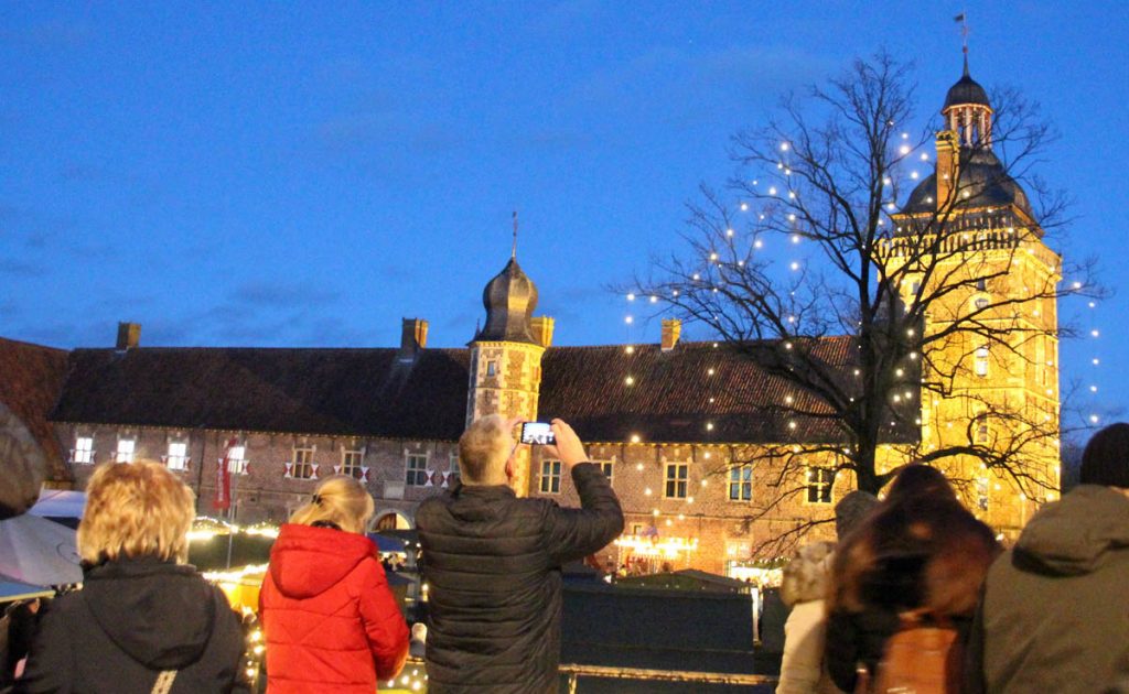 Besucherinnen und Besucher auf dem Adventsmarkt am Wasserschloss Raesfeld im Advent 2025