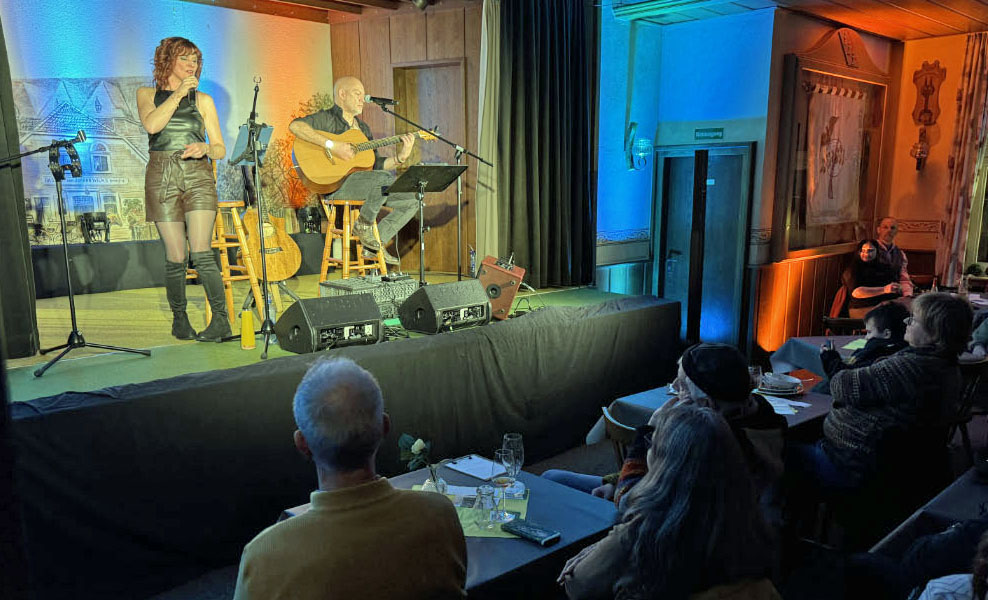 Sängerin Annette Hessel singt beim Konzert Bad Woman Blues in Erle