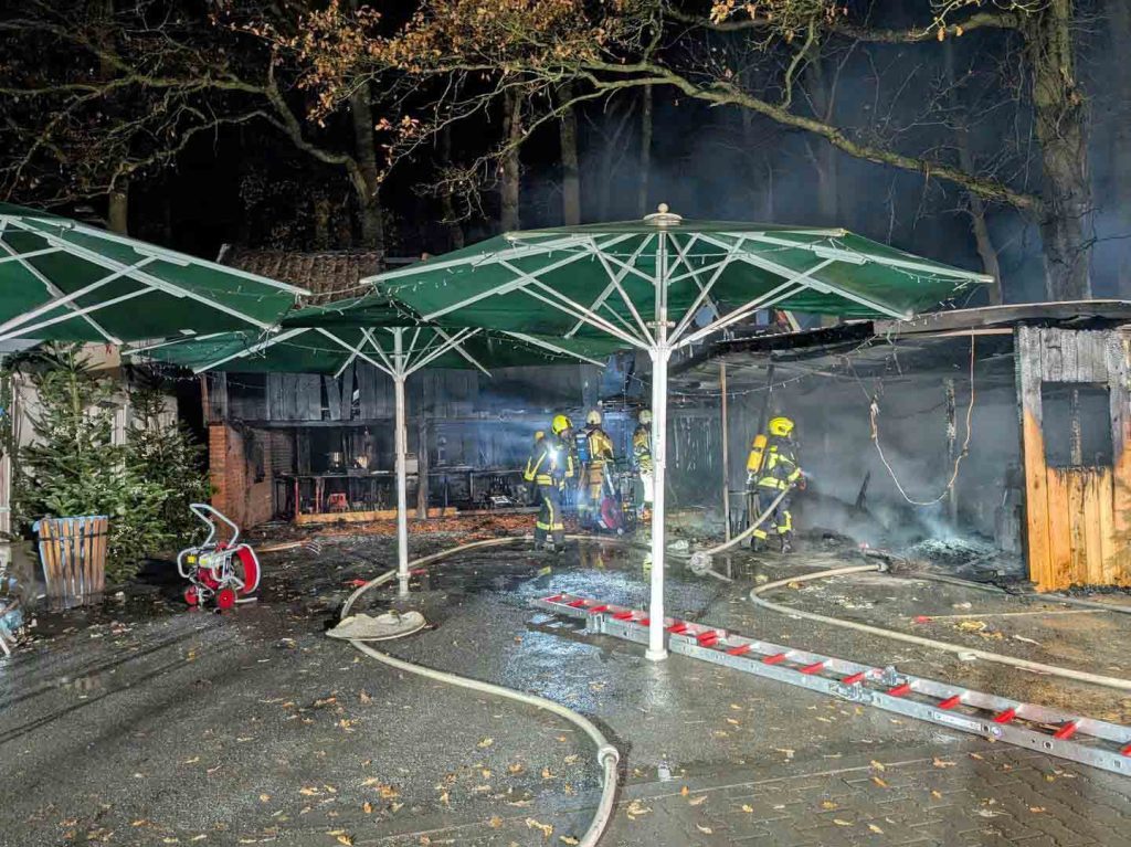 Feuerwehr löscht brennende Weihnachtsmarkthütten auf dem Gelände von Schulze Beikel in Heiden-Marbeck