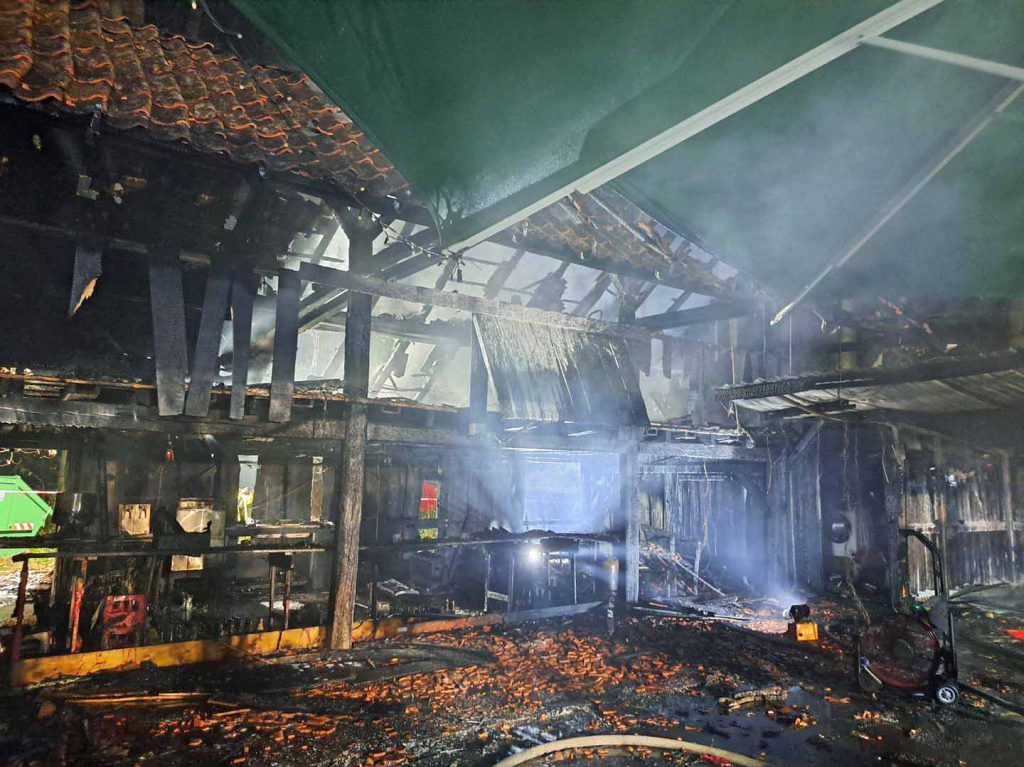 Völlig ausgebrannte Weihnachtshütten nach Feuer auf Weihnachtsmarkt Schulze -Beikel in Marbeck