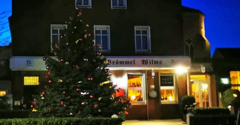 Der Weihnachtsbaum im Dorf steht wieder vor Brömmel-Wilms