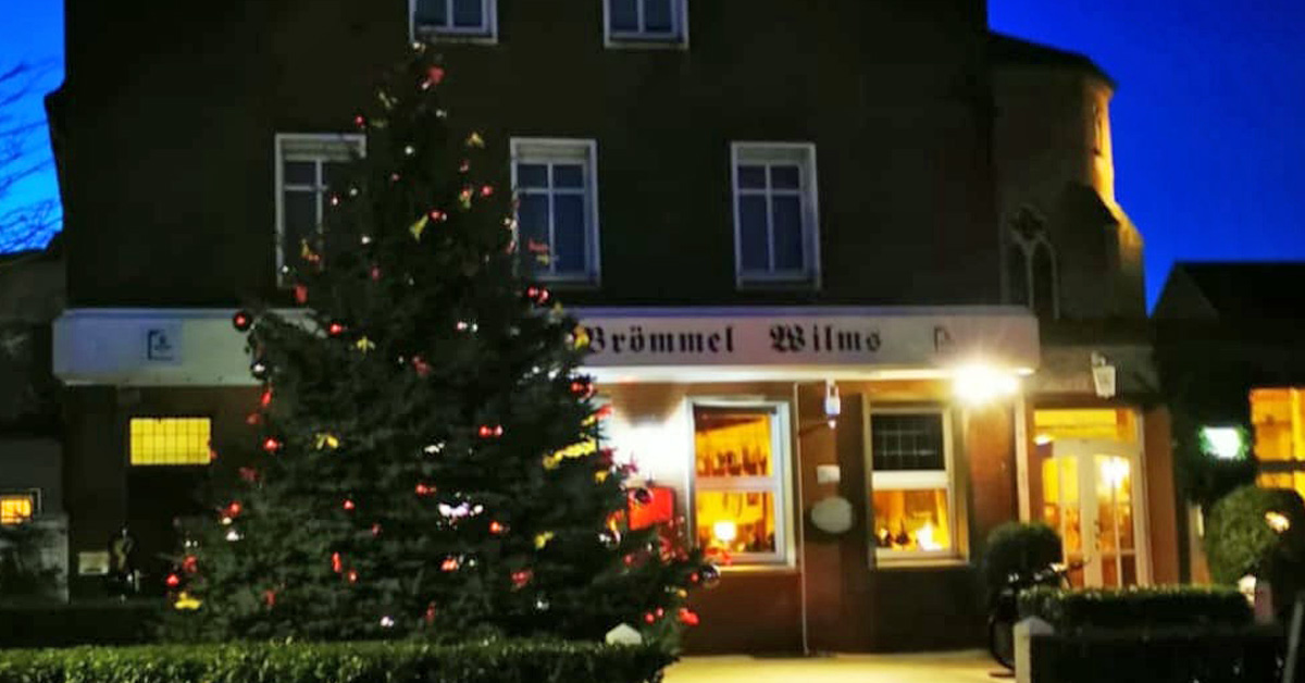 Der Weihnachtsbaum im Dorf steht wieder vor Brömmel-Wilms