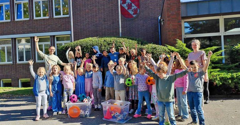 Kinder freuen sich über neue Spielkisten
