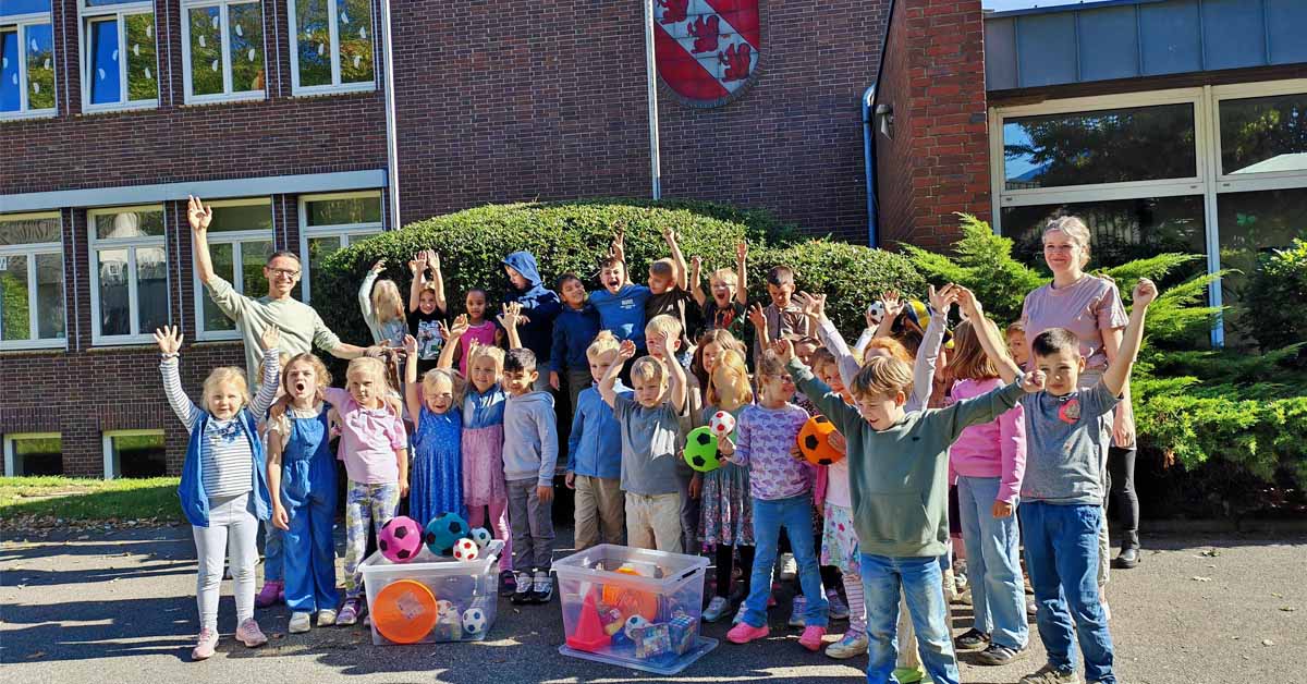 Kinder freuen sich über neue Spielkisten