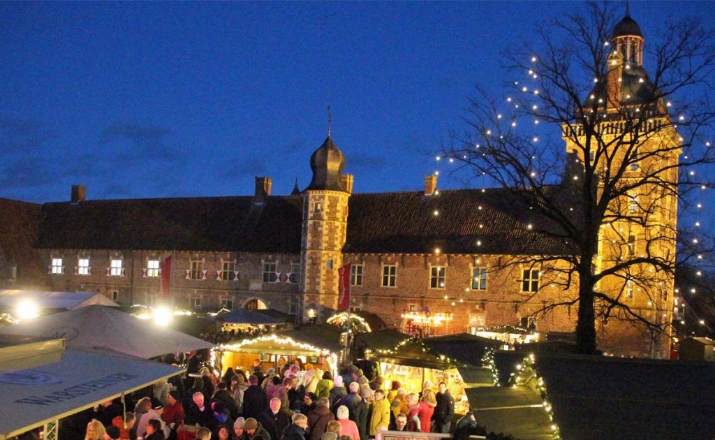 Stimmungsvolle Marktstände beim Adventsmarkt Schloss Raesfeld 2025