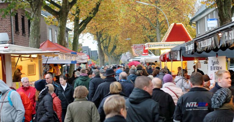 Besucher beim Kappesmarkt Raesfeld 2025 im Ortskern
