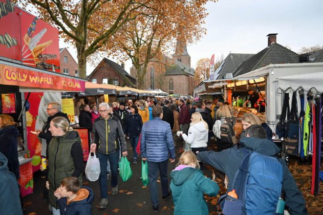Besucher schlendern &uuml;ber den Kappesmarkt Raesfeld 2025 bei mildem Herbstwetter durch den gef&uuml;llten Ortskern.