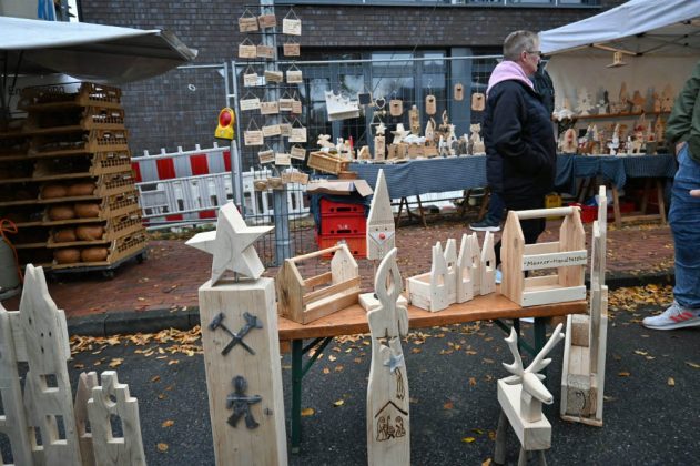 Lichter, Musik und entspannte Atmosph&auml;re auf dem abendlichen Kappesmarkt Raesfeld 2025 im Ortskern.