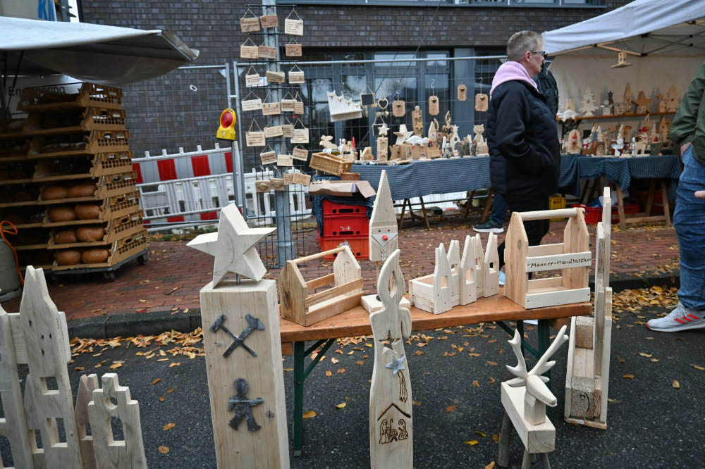Lichter, Musik und entspannte Atmosphäre auf dem abendlichen Kappesmarkt Raesfeld 2025 im Ortskern.