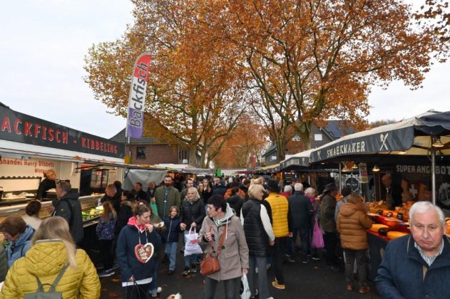 Kappesmarkt Raesfeld 2025 &ndash; Besucher beim Kohlverkauf