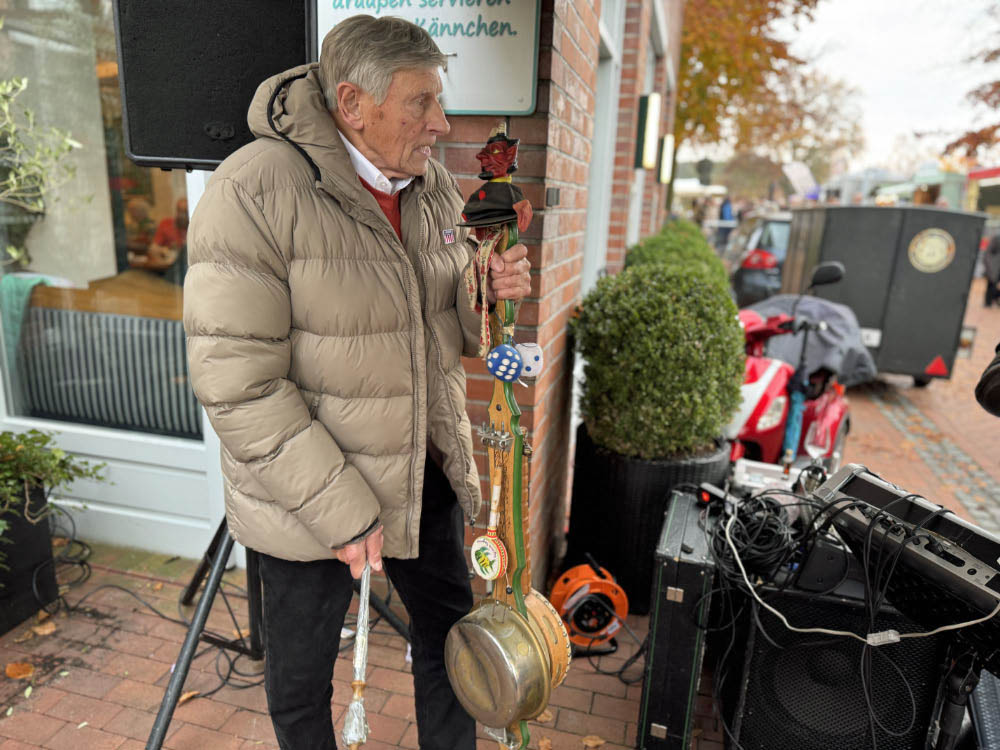 Opa Ewald Marpert spielt Live-Musik vor dem Rathauscafé und begeistert Besucher beim Kappesmarkt Raesfeld 2025.