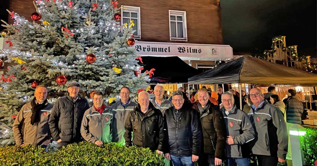Erler Könige stehen vor dem geschmückten Weihnachtsbaum bei Brömmel-Wilms.