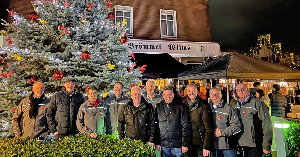 Erler Könige stehen vor dem geschmückten Weihnachtsbaum bei Brömmel-Wilms.