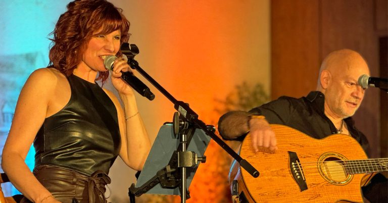 Annette Hessel und Stefan Wurz auf der Bühne bei der Kleinkunstbühne in Erle