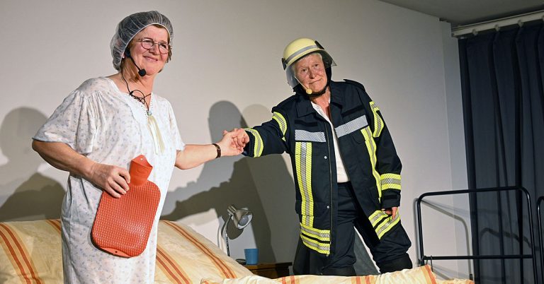 Die kfd-Theatergruppe Raesfeld auf der Bühne im Martinushaus