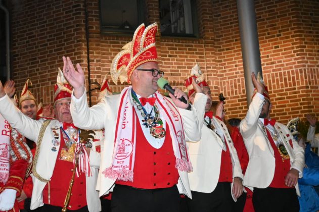 Prinzenproklamation in Raesfeld mit symbolischer Schl&uuml;ssel&uuml;bergabe