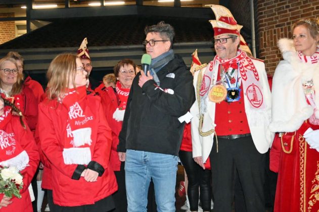 B&uuml;rgermeister Dirk Kuhmann bei der Prinzenproklamation am Rathaus in Raesfeld