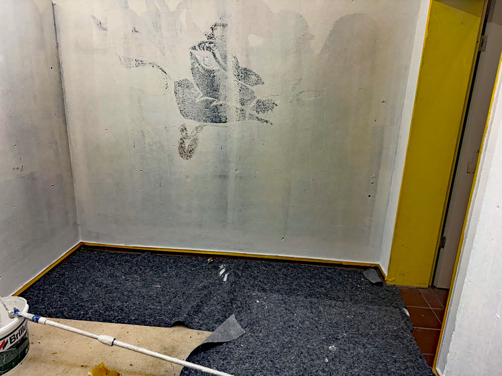 Viel alte Farbe an den Wänden im Erler Jugendhaus